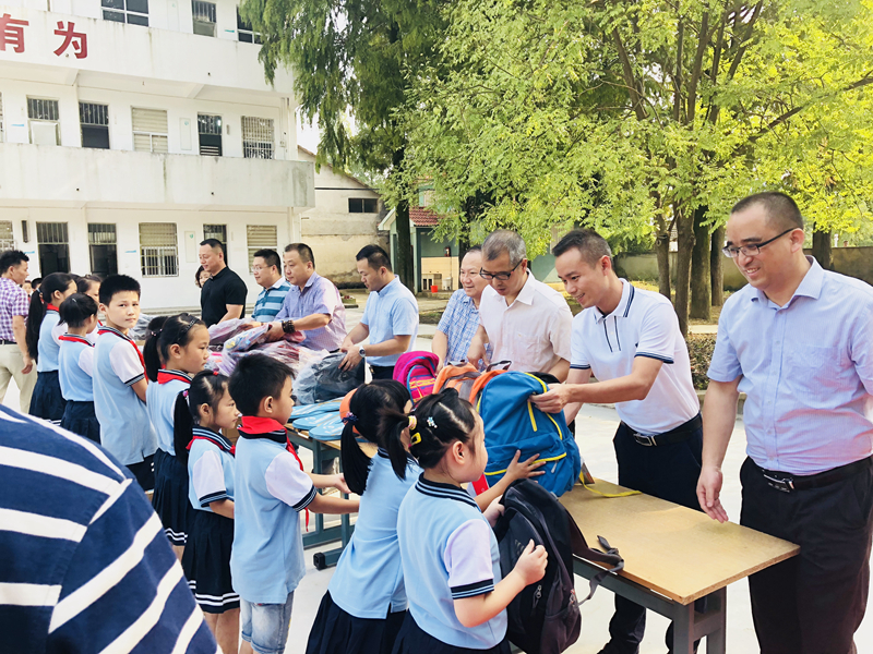 愛(ài)心助學(xué)點(diǎn)亮夢(mèng)想&mdash;&mdash;安吉華都、華悅物業(yè)聯(lián)合開(kāi)展愛(ài)心捐贈(zèng)活動(dòng)