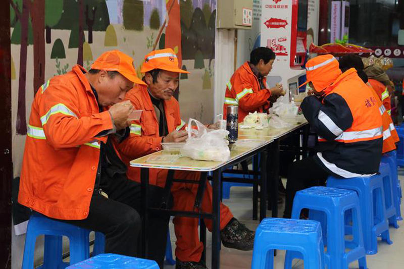 浙農(nóng)茂陽為&ldquo;城市美容師&rdquo;提供愛心早餐