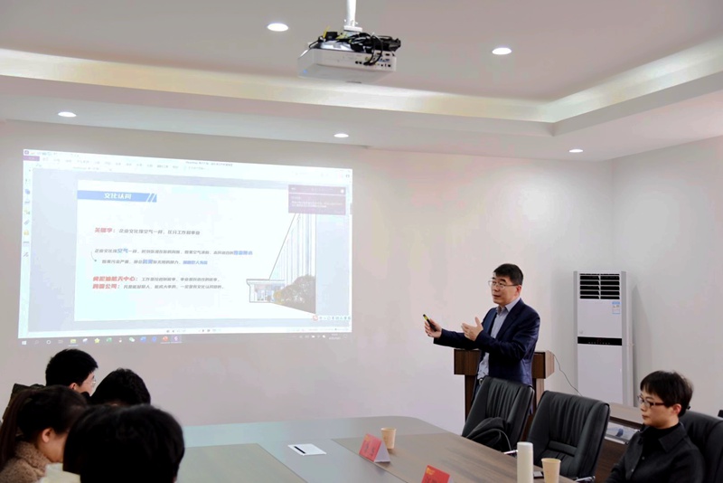 韓新偉出席南京工業大學&ldquo;明日獎學金&rdquo;頒獎儀式并給大學生上課