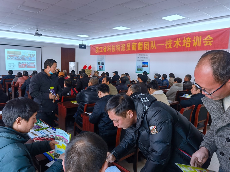 浦江浙農(nóng)組織開展&ldquo;天工墨玉&rdquo;葡萄冬季修剪現(xiàn)場培訓(xùn)會(huì)