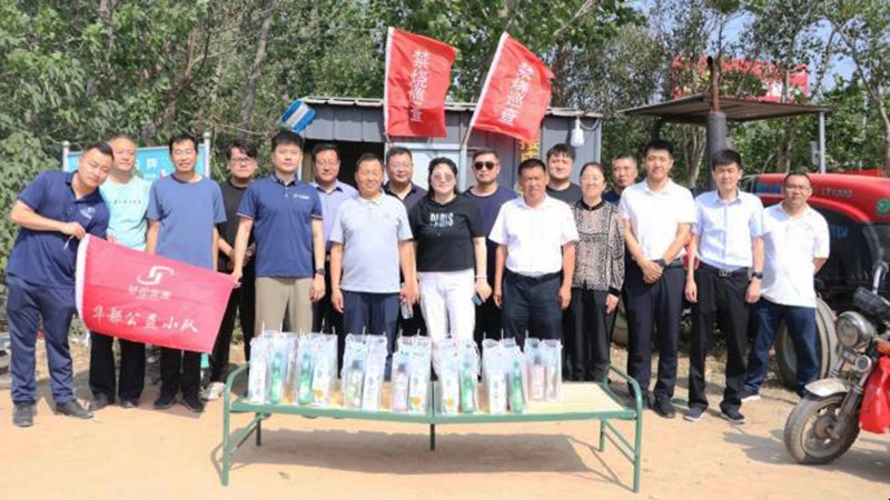 濟寧華都黨員公益服務隊開展&ldquo;情系駐村 夏送清涼&rdquo;高溫慰問活動